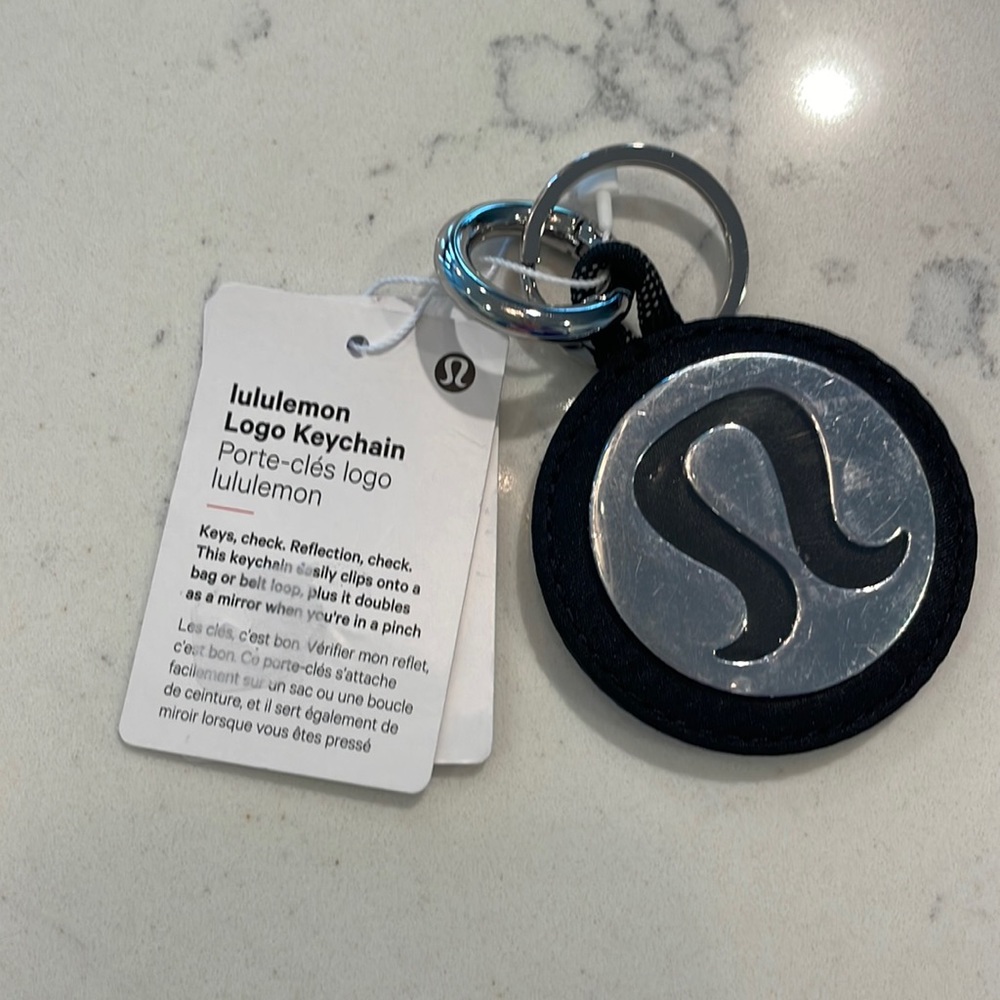 NWT✨ lululemon logo keychain